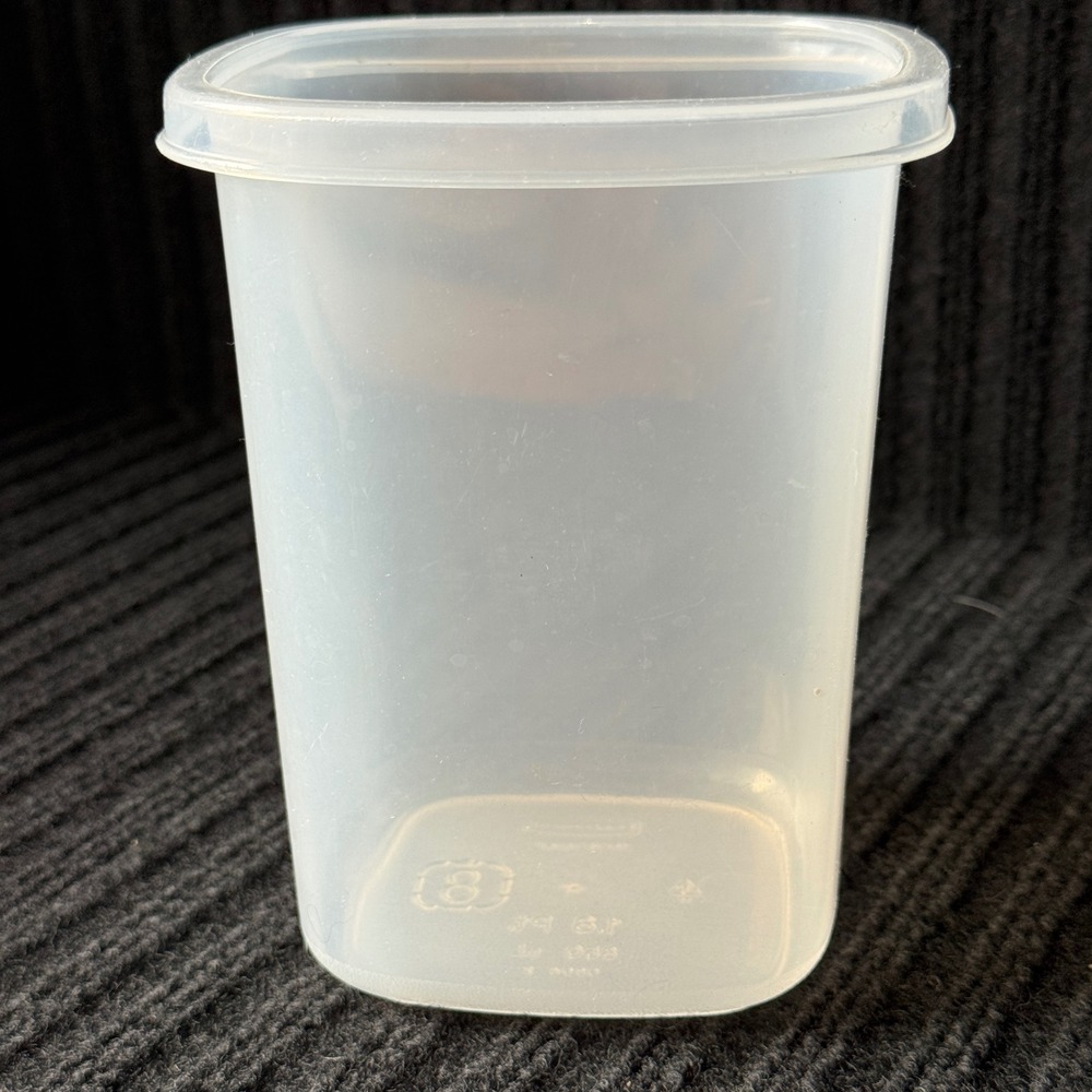 Rubbermaid Servin Saver #8 1.8 Pt 850 mL Clear Plastic Food Storage‎ Container